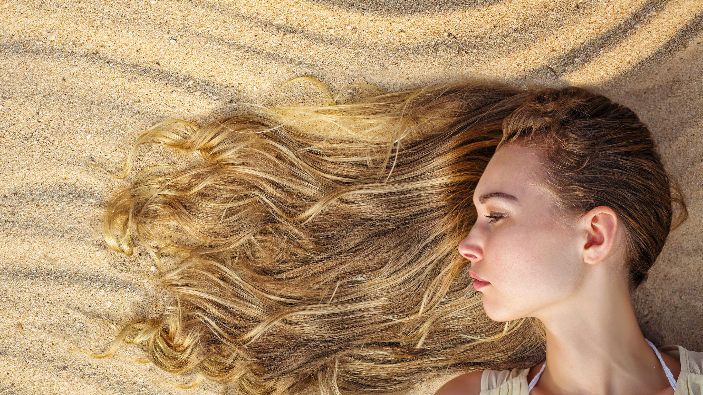 Cheveux abîmés par l’été : que faire pour les réparer rapidement ?