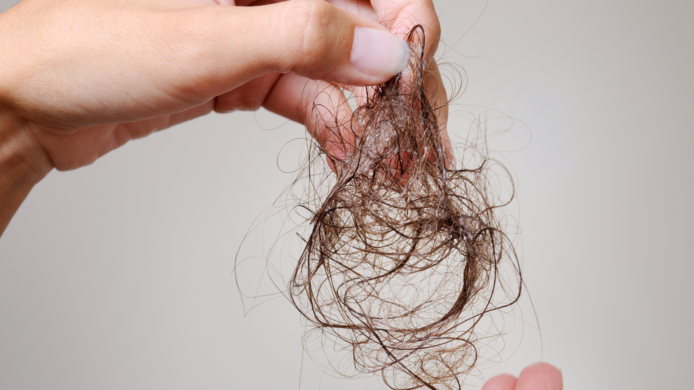 Les causes et traitements de la chute de cheveux saisonnière