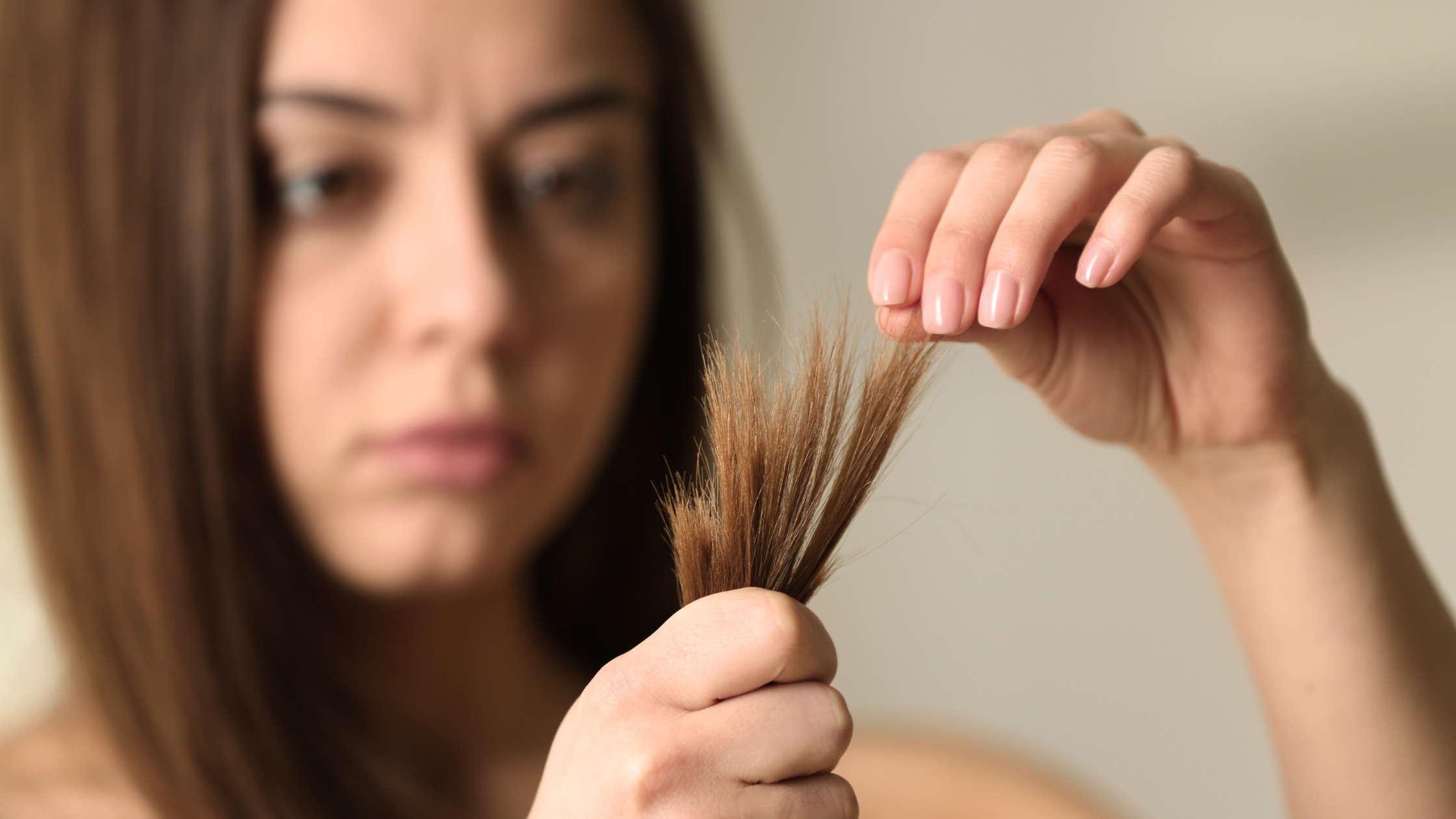 Comment prévenir et traiter les pointes fourchues naturellement ? ✨💇♀️