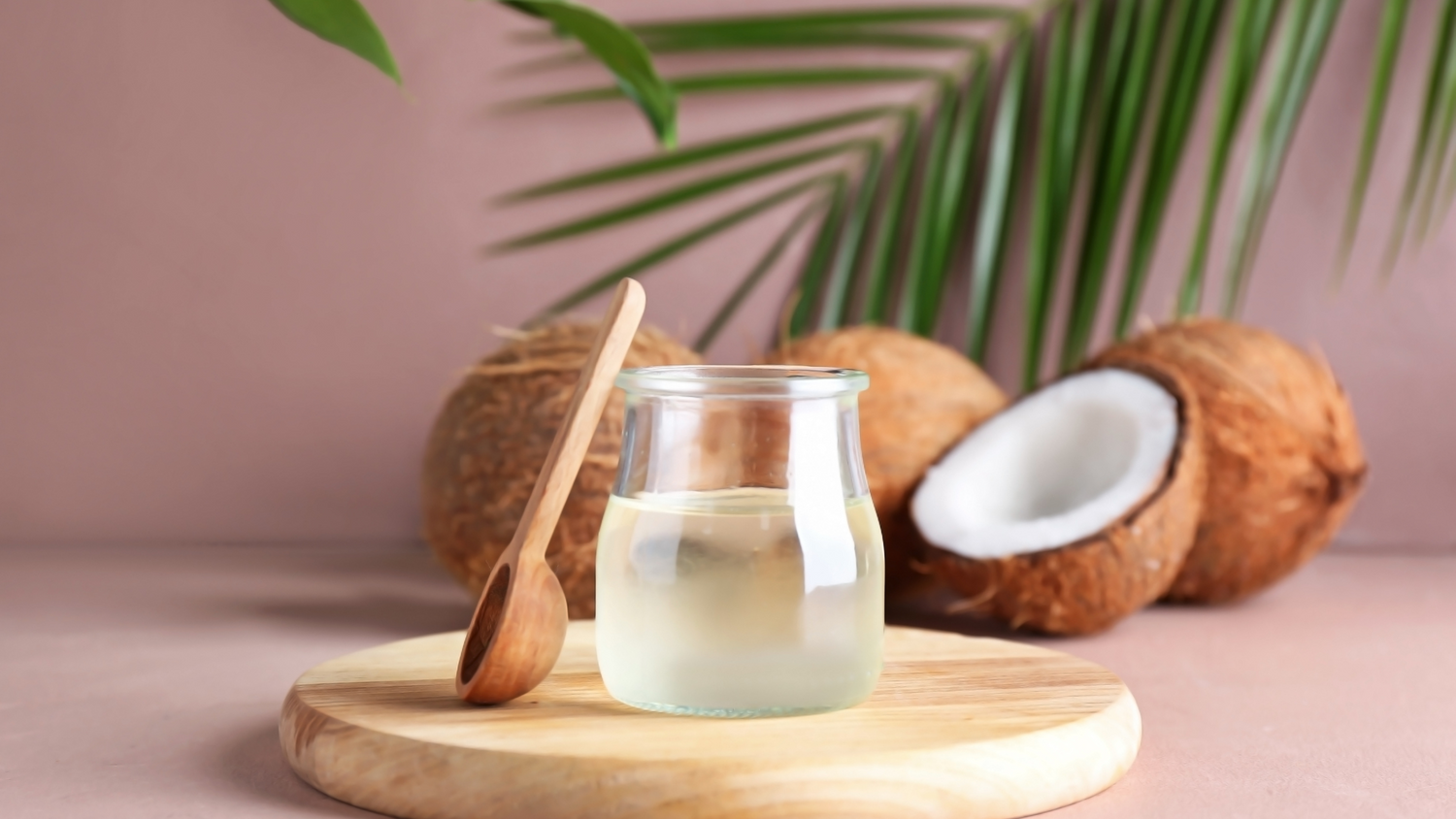 Focus sur l’huile de coco : un trésor naturel pour vos cheveux