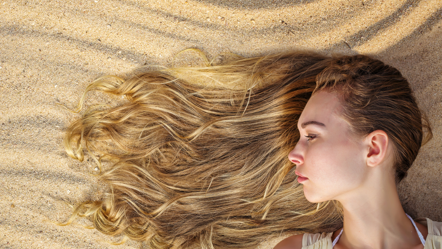 Cheveux abîmés par l’été : que faire pour les réparer rapidement ?