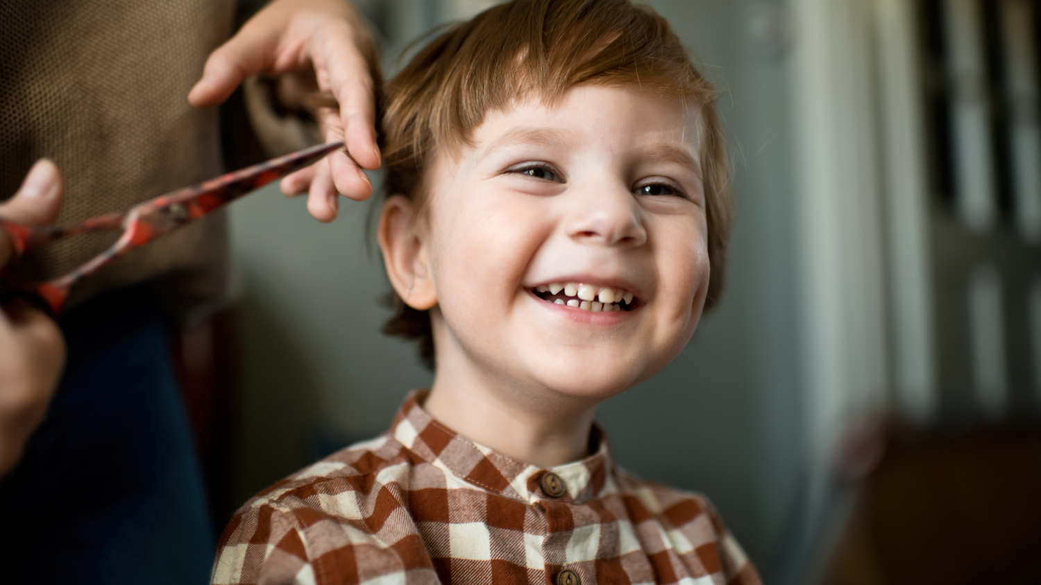 Pourquoi est-il important de couper régulièrement les pointes des cheveux de mon enfant ? ✂️👶